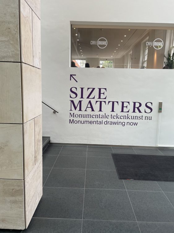 Size_matters_museum_more_belettering_3